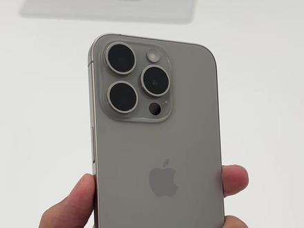 iPhone 15 Pro 灰色与蓝色长这样。