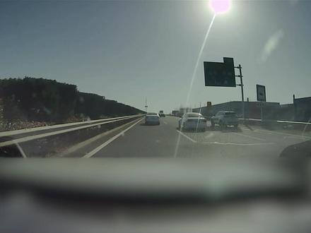 节假日的高速上充斥着各种开不快还爱占据左侧车道的车,堵车并不完全是因为车多,而是路上慢车实在太多。
#开车第一视角 #行车记录仪视角 #龟速行驶 #开车第一视角 #驾驶技巧