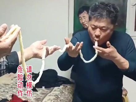 牧民显示吸羊尾油绝活,网友:可以申请世界吉尼斯纪录 #内蒙古美食 #吸羊尾油 #这是高手 @醉美阿拉善