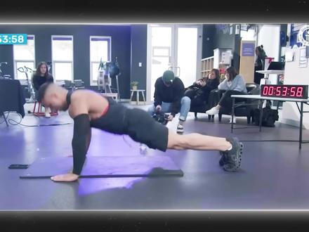 俯卧撑,从入门到进阶大神的七个等级,多种变式动作解析 俯卧撑人人都会,但有效的俯卧撑极少 。 本期视频彻底拆解从入门到精英的 7 个俯卧撑等级 。
L1-L2:利用倾角和力臂,建立基础推力 。
L3-L4:地面标准动作与离心控制,引入吊环不稳定性训练 。
L5-L7:爆发力、单侧负荷,直至挑战人类极限的俄挺变式 。 拒绝无效动作,每一级都要做透、做干净。 #俯卧撑 #俯卧撑训练 #健身干货