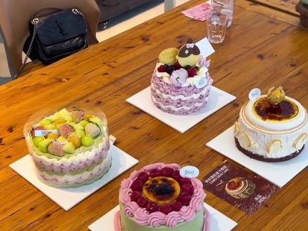 绿洲第二届杀糕大会结束啦🎉🌵
本期我们依旧杀糕的对象是天津很火的蛋糕头部品牌“帛俐”蛋糕
通过这是第二次举办杀糕局,想给接下来还没有来得及参加杀糕局的绿洲朋友们分享一些小tips!
1️⃣两场下来给到的经验 绿洲对于蛋糕与“糕手”的比例非常在意🌟!所以这也是很多朋友想报名时发现很难预约成功.绿洲的杀糕局分两种:(10人6糕)or(12人8糕)理由🔖:6寸的蛋糕能被刀的上限在不影响味蕾与视觉的情况下,最多切4刀12块🔪
(网上一块六寸的蛋糕被切10刀·震惊其刀工…切完真·毫无食欲)
2️⃣关于绿洲杀糕局的蛋糕选品,绿洲当前优先选择天津这座城市均价在300左右(6寸)的流量品牌蛋糕🍰,并设置一个有趣的“从夯到拉”评测表,既能康康蛋糕本身是不是被流量裹挟的口感,以及对于外观的评价每个人独有的主观审美🌟
最近做了很多功课📄,有一个特别有趣的研究表明,女性平均而言可能对甜味(以及苦味)比男性更敏感一些,这可能导致👩🏼更能欣赏各种蛋糕口感带来的细微层次和愉悦感.
绿洲涩话:其实幸福很简单,或是大事化蛋糕❤️!我们本月第三期再见啦!#天津 #天津绿洲 #天津杀糕大会 #杀糕大会 #线下活动