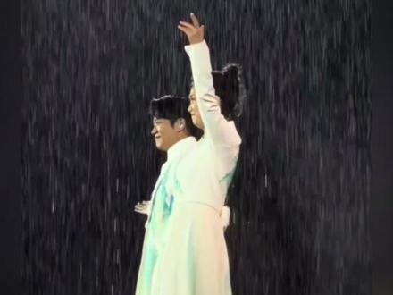 这就是能红20年的原因 足够真诚 小雨不一定会扔伞 但暴雨一定会扔 #凤凰传奇厦门演唱会遇暴雨 #凤凰传奇厦门演唱会 #凤凰传奇演唱会 #凤凰传奇 #玲花