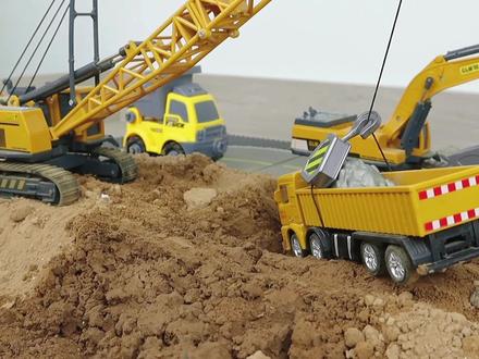 合金吊车成功把陷车的大卡车成功吊起,真的是太棒了!