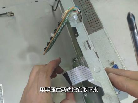 显示器花屏可能是这里的问题,自己动手就能修好