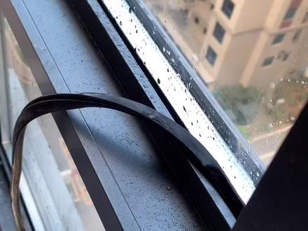 安装玻璃压皮条用这个皮条压轮快点。好工具干活就是快!