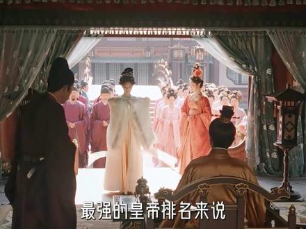 复盘《唐宫奇案》前4集 《唐宫奇案》客星出婺女这一案,婉顺看似是自尽,实际上却是被人性一刀刀送上黄泉路的。害死婉顺的凶手,骗感情的林宁算一个,霸凌欺压的崔曼姝算一个,李佩仪没说完的话,我们都跟明镜一样,那就是皇上!说穿了,婉顺一生的坎坷全是皇上造成的。婉顺此局无解,只有一死。只要她活着就得接受和亲的命运,崔曼姝就是算准了这一点,才极力促成了婉顺和亲的事儿。为了报复婉顺压自己一头和反驳自己的事儿,崔曼姝将婉顺推上这条绝路后,又让林宁假意与她两相情好,给她另一条看似是希望实际上更是绝路的路。#白鹿 #王星越 #唐宫奇案 #了不起的精讲团 #影娱漫谈编辑部