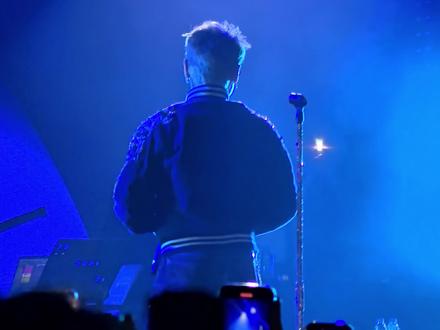 是谁在凌晨四点还没睡(脱衣版)#现场live #knowknow #cdc #成都集团 #天津演出