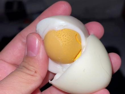 神奇的滚鸡蛋❗️实践了三天,宝宝的ke真少了好多好多!前两天没想到有用,今天趁娃午睡赶紧又滚了一次,推荐给各位宝妈,没想到还真的挺神奇的!!
做法如下:
1.把蛋煮熟,记得要煮久一点,越熟越好!剥掉蛋壳,趁热在肺俞穴滚动,大椎穴也可以带过一下(不知道位置的就来回滚宝宝的前胸和后背位置),注意不要太热烫到宝宝,滚之前大人自己在手腕内侧试试温度。
2大概来回滚10分钟可以,注意不要把蛋白滚破,如果中途冷掉可以泡一下开水继续滚,也可以多煮几个替换。
切记用完的鸡蛋不要吃,也不要喂宠物!
建议至少坚持滚三天,会看到蛋黄的变化是不一样的,后面两天就没有密密麻麻的颗粒了,真的好神奇! #育儿经验分享 #宝宝咳嗽 #滚鸡蛋 #咳嗽小妙招 #养娃不易