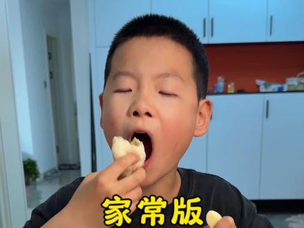 小笼包不用揉面不用擀面,厨房小白也能轻松上手,早上可以多睡一会,起床拿出来直接一蒸就吃上了,蒸出来暄软蓬松,肉馅鲜嫩又好吃,自己在家做主打的一个就是食材放心#小笼包做法 #酱肉小笼包 #儿童美食 #好吃到停不下来的小笼包