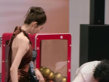 张艺凡扭蛋掉了!太热了!星光大赏红毯 #张艺凡 #星光大赏 #红毯 #女明星 #造型