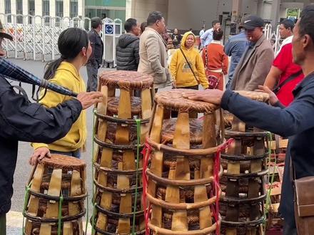 这里就是位于红河哈尼族彝族自治州金平县金水河口岸,与越南的莱州省马鹿塘口岸只有一河之隔,于今年的2月30日恢复了客运通关,只要办理好出入境手续,就可以正常岀入做买卖,中越朋友再也不用隔着铁丝网去想念亲戚朋友了,#我的乡村生活 #中越边境 #人间烟火最抚人心 #中越边境赶集