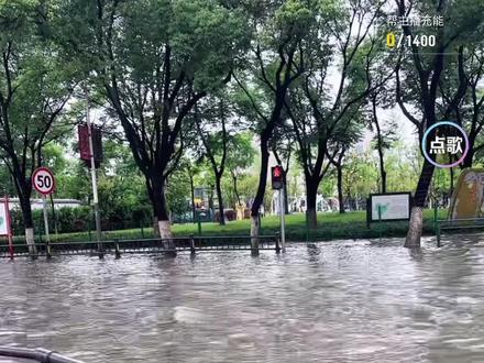 昨天晚上,沙市区暴雨露面涨水。 可以摸鱼了