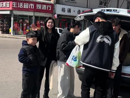 去完大舅家,又来到大姨家拜年啦。从初一到初五一直在走亲戚拜年,就没闲下来,你们呢#回老家才有的人间美味 #相聚好食光