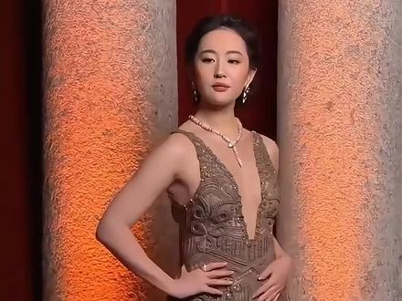 宝格丽女王降临米兰!刘亦菲高定双杀惊艳全场