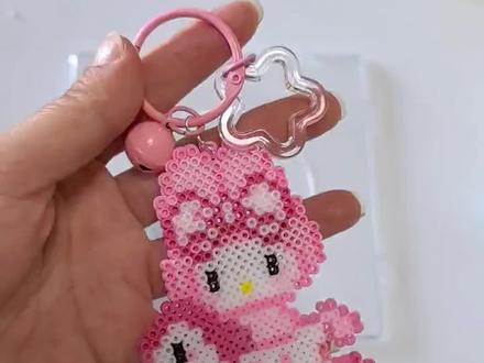 沉浸式做手工|三丽鸥拼豆挂件教程🎀
手作的意义就在于:
哪怕是材料包几块钱的快乐,也值得认真对待✨
绿色的元气满分,粉色的温柔加倍。
星星扣搭配小铃铛,挂在包上叮当作响的声音,
就是专属于手作人的解压BGM🔔
今日份可爱已送达,快来抄作业!#拼豆 #我染上了拼豆 #做手工我是认真的 #钥匙扣 #亲子手工