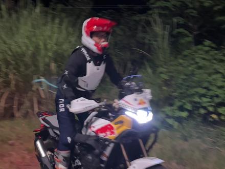 450mt,TC和ABS到底怎么用? 经常有人问要不要关tc、要不要关abs。今天从专业汽车工程师的角度解释一下~希望对大家有帮助
1、TCS:
中文名:牵引力控制
作用:防止因为油门过大或者急加速时后轮打滑,间接造成侧滑、倒车等
原理:监控加油门时车子后轮速度,当检测后轮打滑且达到设定的打滑门限时,ECU通过降低发动机的喷油量等方式降低发动机当前的动力输出,从而达到降低后轮速度的目的,让轮胎恢复抓地力
适应场景:
日常驾驶建议打开
如果练习原地调头、翘头时,需要后轮持续动力输出、所以需要关闭TCS。防止因位TCS激活导致动力中断,从而影响动作
2、ABS
中文名:制动防抱死
作用:防止紧急刹车时车轮抱死带来的危险
原理:通过监控前后车轮的轮速,如果识别到任意车轮刹车要抱死,即通过控制对应车轮的刹车系统、通过制动器的放松、夹紧、放松来防止车轮抱死,并尽可能的最大化使用路面的摩擦力。
适用场景:
日常驾驶建议打开
越野时建议关闭
比如越野下大坡时,通常需要前后轮一起配合。后轮主导控制车辆姿态、配合前刹减速。这时候如果不关闭abs,那么车轮刚打滑abs就会工作释放卡钳来恢复轮速,那么就没有足够的制动力来减速
正常的操作应该是关闭abs,允许后轮抱死打滑,如果车子侧滑就减小刹车力度让后轮恢复横向抓地力从而减小侧滑,如此往复控制。而前轮始终在保证不打滑的前提下尽量更大的刹车。因为前轮打滑车就会失去方向而摔车
#450mt #硬派adv #练车的日常 #春风动力