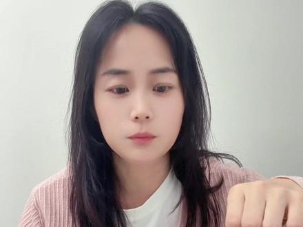 年后刮油解腻神器,平价又好用的自律搭子 #与辉同行 #四只猫 #黑咖啡 #平价好物 #提神醒脑 四只猫羽衣甘蓝奇亚籽黑咖啡,配料超干净,0蔗糖0脂,羽衣甘蓝+奇亚籽+黑咖啡三合一,高纤维还饱腹,奇亚籽一泡就膨胀,喝着顺滑不苦涩,带点淡淡青草香,味道很棒,冲泡也方便。晨起一杯提神控食欲,大餐后来一杯解腻刮油,小条包装随身带,上班、出门都能喝。关键性价比绝了,一大包几十条,算下来几毛钱一条,还能试喝,便宜又实在,喝着安心不心疼。