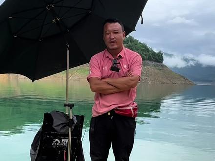 三弟怒放豪言!要拿下单尾最重100克纯金牌@李帅 碧湖村 三花一岛(三弟) @小磊爱钓鱼 #擒龙诀硬挺王大鱼挑战赛第二季 #刷锅传媒