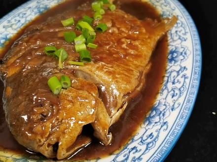 金鲳鱼还是红烧好吃,做法简单,肉质鲜嫩入味,下酒下饭都不错 #红烧金鲳鱼 #美食教程 #抖音美食创作人