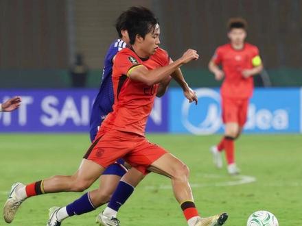 日本队两记闷棍打醒U23国足!这堂“公开课”虽然残酷但必须得 20分钟丢两球,这场决赛就像一盆冰水,彻底浇醒了我们决赛前的“冠军梦”。🧊
不得不承认,日本队用那种“快进倍速”般的传切配合,给我们上了一堂最残酷的公开课。📚
当我们的防守体系在落后时崩塌,暴露的不仅仅是战术的短板,更是中国足球欠了多年的“技术债”。📉
0.5倍速的思考 vs 2.0倍速的执行,这就是我们与亚洲顶级的真实距离。
但输球不代表一无是处!这块银牌依然是U23国足的历史最佳战绩!🥈
正视差距,才能知耻后勇。
兄弟们,你们觉得这支U23国足,未来还能更有希望吗?评论区聊聊!👇#U23亚洲杯 #中国队 #日本队 #李昊 #足球的魅力