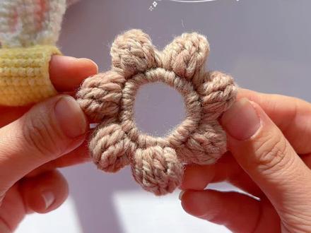 五分钟教会你勾一个复古小泡芙花发圈,扎丸子头太合适了 线材 苏苏姐莫兰迪8号25号#钩针发圈 #毛线钩织 #钩针教程 #手工编织 #钩针编织发圈 @苏苏姐家官方旗舰店