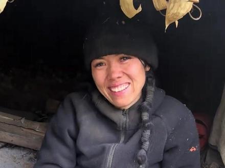 11月6日,七星山荒野求生挑战赛第29天,唯一女选手“冷美人”自曝:没力气钻木取火,为生火咬了双手无数口 激发力量