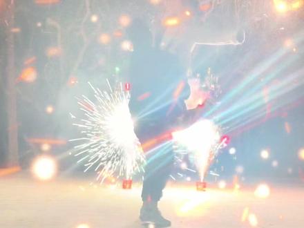 新年的拥抱,来自老公抱着转圈圈,祝我们新的一年抱(暴)富,抱(暴)美,抱(暴)平安!#2026 #转圈圈 #烟花 #夜晚氛围感