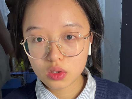 医学生如何看待医疗事故|应该人人自危吗?
看了大家的评论我想补充一下:孩子不在了这个悲剧是我也感到遗憾的。医生并不是需要冷漠无情才能做好的职业,我希望我能在将来做好医生,一个好医生是必定需要理性和感性兼备,了解患者体会患者安慰患者的。正是因为我共情患者家属,所以我希望他们能早日找到真相,得到最好的回应,而不是任由舆论向阴谋论跑偏。正是因为我也共情医生们,所以我知道他们也是父亲母亲儿子女儿,应有的责任和后果可以承担,但并不代表所有的指责谩骂都合理。正是因为我共情大家,明白在信息未经考证时得知这种悲剧也会恐慌,所以我来考证,希望大家从恐慌中可以镇静一些。
#小洛熙 #医疗事故 #医学