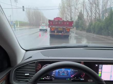 等红绿灯的时候 如果停在大货车后面 一定要往安全的地方打半圈方向盘#汽车知识 #每天一个用车知识 #行车安全