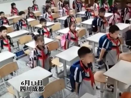 #小学班级调换座位 网友:俺闺女学校也是一礼拜一换座位。