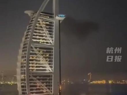 #迪拜国际机场遭到袭击,导致航班停飞大量旅客滞留。浙江游客称,他加入了一个近300人的游客滞留群。#主播说新闻