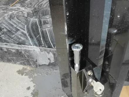 有框玻璃门加装地插锁 指纹锁