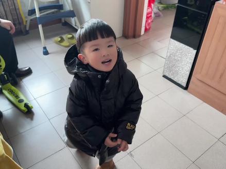 晴宝出门啥也不玩,还用帽子遮住脸,相差十岁姐弟反差太大