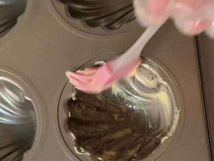 🧈选对配方的黄油年糕真是next level 这个配方烤出来的真的是treetree完全体,刚出炉喷香扑鼻5555😭
操作如下👇
⭐️配方⭐️
常温鸡蛋:一个(带皮60g
糖35g(原配方45g
液化黄油25g+涂抹模具黄油适量
糯米粉120g
奶粉25g
牛奶200g
🌟过程🌟
1.鸡蛋和糖打散搅拌均匀,倒入25g融化液体的黄油搅拌.
2.倒入奶粉和糯米粉,再加牛奶搅拌至顺滑无颗粒.
3.液体过筛一两次,消灭其中大颗粒.
4.用常温软化的黄油涂抹模具,预热烤箱.
5.倒入模具八九分满,烤箱上下火180度30分钟后,转上火185下火170度五分钟上色(每个烤箱温度不固定,要随时观察上色情况.
#黄油年糕 #糯叽叽 #烘焙 #抖音美食推荐官 #有手就会