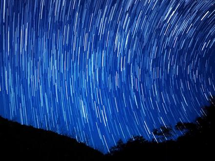#星轨 #星空延时摄影 #最美星空 #星空🌃 #梦幻星空 拍了两小时 后期剪辑渲染28 小时 。器材:A7R4a ➕适马20 1.4 拍摄地点 :江油含增花果山