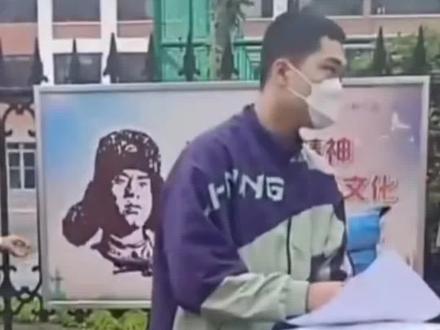 以为只是外卖小哥,没想到也是考生。开考前赶到,淡定从容进入考场。陶帅辰你努力向上的样子真帅!#高考加油 #外卖小哥 #百亿流量扶持 #宝妈分享 #父母必看系列 #决胜高考 #陶帅辰 #努力向上 #年轻人该有的样子 #点赞 #感动 #加油少年未来可期 #感动瞬间 #2022高考必胜