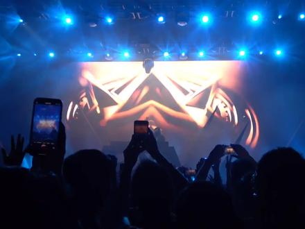 Alan Walker (艾兰沃克) 今天在纽约布鲁克林海市蜃楼的演唱会。成名曲Faded(憔悴不堪)。从2015年上传油管,单一个音乐视频至今就已经有超33亿播放量。空灵的北欧女声,恰到好处的电音,让他红爆全球。