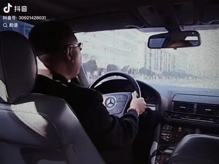 飙哥的大奔 ,留不住的玉芬,可想而知部分女人都不是见钱眼开的女人 😎