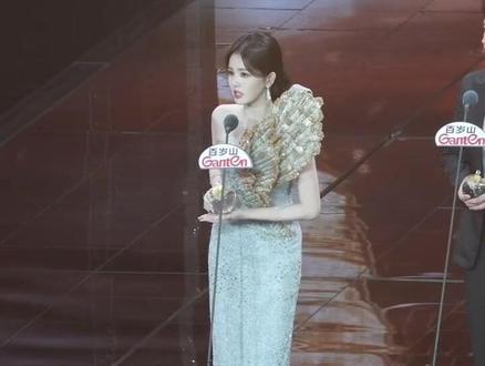 恭喜年度品质影响力剧星白鹿!真诚的白鹿真诚的获奖感言#品质盛典后台直播 #电视剧品质盛典 #电视剧品质盛典内场 #白鹿 #李佩仪