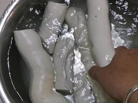 #民间传统美食 #动手自己做美食 #儿时记忆 木薯含有的有毒物质为亚麻仁苦苷,如果摄入生的或未煮熟的木薯或喝其汤,都有可能引起中毒。因为亚麻仁苦苷或亚麻仁苦苷酶经胃酸水解后产生游离的氢氰酸,从而使人体中毒。所以一定要煮熟哦,视频内为甜木薯,苦木薯建议别吃。