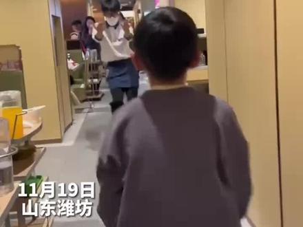 11月19日,山东潍坊,9岁男孩与“海底捞”小哥斗舞,俩人动作自信,舞姿丝滑。来源:生活帮 #海底捞 #神操作 #惊不惊喜