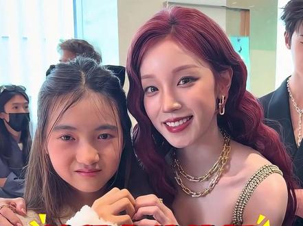 为何宋雨琦广州活动上总爱扶头?一段曼谷演唱会头部受撞击镜头曝光,才懂背后说不出的无奈与心酸#宋雨琦回应活动现场晕眩 #宋雨琦世巡曼谷站直拍 #宋雨琦 #内容启发搜索 #影娱热点团