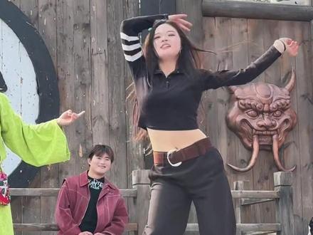 美女和帅哥斗舞,俩人一个比一个有绝活儿#万岁山武侠城 #万岁山老嫂子 #万岁山斗舞还是太有节目了