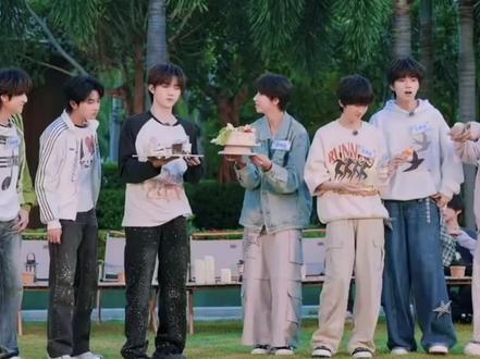 “王橹杰亲手制作的木糠杯里面运用了薯片”
穆祉丞:“神了兄弟。”
“还有大橙子”
“木糠”和“橙子”,这杯应该叫“木祉橙”#橹穆