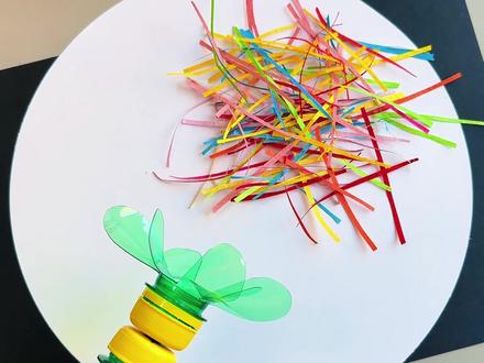 风扇 加强版风扇来喽,只需要两个瓶子就可以做出来,一直拉就可以一直转,夏天很凉快,快点做一个吧#亲子手工#幼儿园手工#手工diy#废物利用