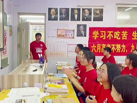 学生哽咽、老师落泪。#高三毕业班学生齐唱 #再见 惹哭班主任@DOU+小助手