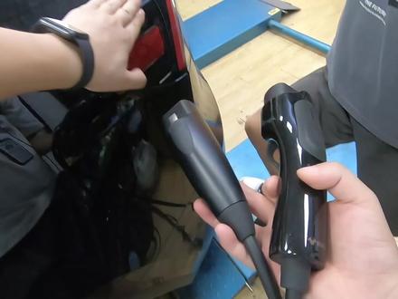 随车充测评,随车充怎么选?公牛和特斯拉随车充哪个更快更安全?#随车充 #充电枪 #特斯拉