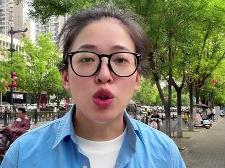 消防高频简答题 防火分区和防烟分区完整解析 #消防设施操作员 高频口述考点❗
考官必考:防火分区、防烟分区定义+作用详解
#消防设施操作员培训 很多考生防火分区能答,一遇防烟分区直接卡壳。
✅防火分区【管火】
利用防火墙、防火卷帘、甲级防火门、耐火楼板等防火构件
划分独立防火区域,限制火势蔓延、阻隔烟火扩散
牢牢锁住火情,缩小过火范围,降低火灾整体风险。
✅防烟分区【管烟】
依靠挡烟垂壁、结构梁、挡烟隔墙等挡烟设施划分
束缚烟雾扩散,配合排烟系统,减少烟气中毒窒息
保障人员安全疏散与逃生。
#消防设施操作员实操 大白话极简记忆:
防火分区控大火,防烟分区锁浓烟
定义、作用、两者区别全覆盖,考场直接背诵作答,稳稳拿满分。
#消防设施操作员中级 持续更新#消防 考证必考干货,零基础轻松备考,助你一次顺利拿证✨