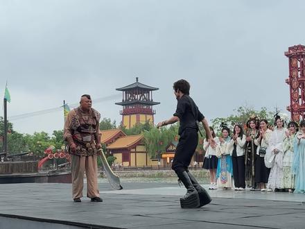 哥们!你这鞋子在哪里买的? #搞笑视频 #斗舞 #清明上河园 #整活 #路人视角