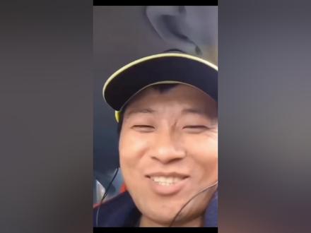 电子宠物甜甜圈王伟恒哪里去了?#王伟恒 #电子宠物 #甜甜圈 #润人
近期,润美华人圈里最大谜团要数“甜甜圈”的行踪了。作为社交媒体的重度玩家,“甜甜圈”已经半个月没有更新,他的好友,另一名知名润人陈旺数次致电“甜甜圈”,亦无人接听。这一系列异常,让人不得不担心电子宠物“甜甜圈”已经遭遇不测。 “甜甜圈”本名王伟恒,是一名中国人。在国内,他曾名下有门面,家里有娇妻,生活不算奢华富贵,也算得上殷实富足。然而他却有一个牢不可破、不切实际的美国梦。为了呼吸到美国“自由香甜”的空气,王伟恒家暴娇妻,变卖一切,义无反顾地踏上了走线润美之路。2022年8月,王伟恒搭乘飞机前往南美,开始了他的偷渡之旅。他撕掉了自己的护照,成为了一个无法被警察核实身份的黑户。 之后,王伟恒加入了南美人走线润往美国的大军,徒步穿越多个国家,向美国边境进发。期间,他遭遇抢劫、盗窃,甚至还被黑人“男上加男”,灌了“泡芙”,可谓损失惨重。 经过艰苦的跋涉,王伟恒终于抵达了美国边境,并成功进入了美国。
然而,抵达美国王伟恒并没有从此转运,他先是遭出租车司机的欺诈,随后又被美国警察关进黑屋,饱受折磨。
好不容易逃出来后,王伟恒身无分文,饥饿难耐,幸得一位好心店员赠予甜甜圈,那一刻,他如沐春风,感慨万千,仿佛看到了生活的希望。
于是,他拍下视频,分享自己的遭遇与感激,却意外走红,人称外号电子宠物“甜甜圈”。
然而,命运并未因此对他温柔以待。他贷款购得一辆二手破车,以为能开启新生活,却不料遭遇车祸追尾,被索赔巨款,车被没收,心灰意冷之下,他走进了医院。
原以为美国有免费医疗,却不料医生短短15分钟的“话”疗,便收费五千多美元。他对美国的美好幻想终于被现实的铁拳击得粉碎。
他开始网络乞讨,却无人问津;他饿到捡垃圾吃,却仍无法填饱肚子。在绝望与饥饿中,他染上了恶习,精神逐渐崩溃。
他幡然醒悟,开始反美,却换来社交媒体账号被封;他送快递,却一分不剩;他送外卖,又被狗咬伤,无钱打针,只能硬扛。
终于,他饿到眼花,产生幻觉,变得癫狂。头发花白,眼眶发黑,腿脚不便,暴躁愤怒,他对着美国政客竖起中指,疯狂咒骂。那个曾经爱美国如命的人,如今却成了美国的弃儿,被生活逼成了疯子。
哎,甜甜圈啊甜甜圈,你如此爱美国,美国却如此待你。你如同旧社会中的孔乙己,被生活逼